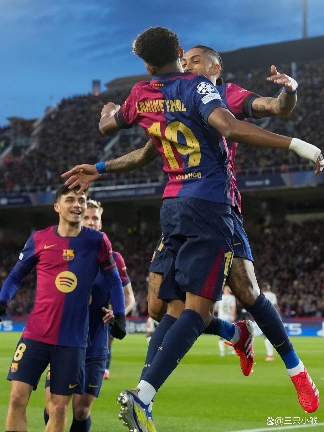 星空体育app-勇士强势横扫巴萨晋级半决赛，状态火热！！