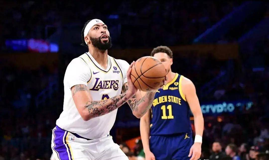 星空体育app下载-库里技术犯规送分，浓眉主帅怒摔战术板！！